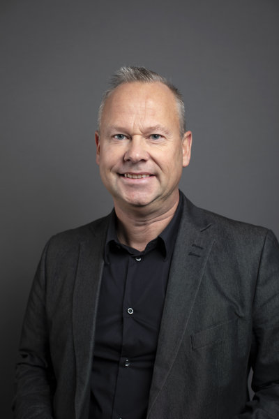 Patrik Jönsson mot en ljusgrå bakgrund.