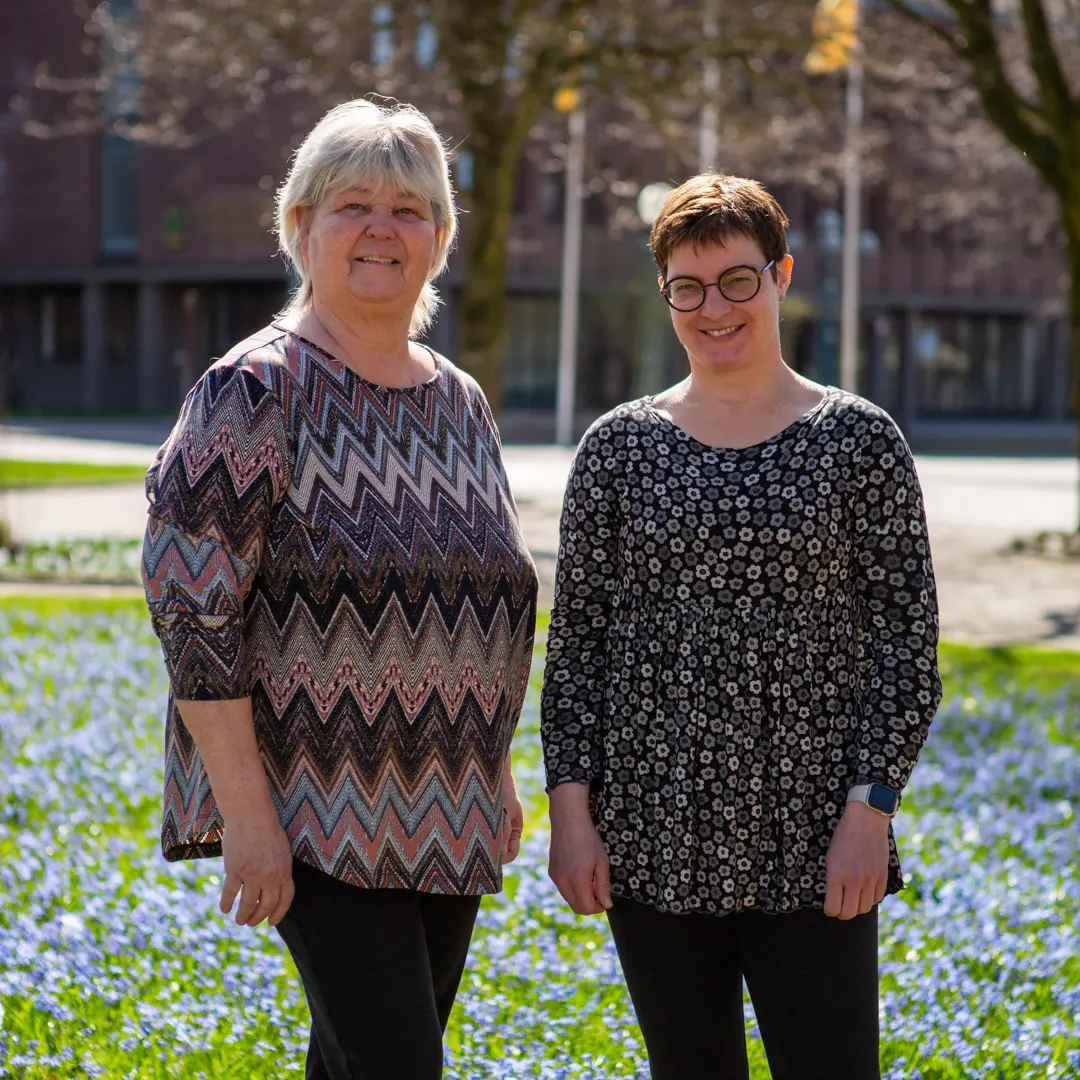 Lena Wallentheim, Kommunstyrelsens ordförande och Lina Bengtsson, Kommunstyrelsens vice ordförande på Nytorget utanför Stadshuset i Hässleholm 