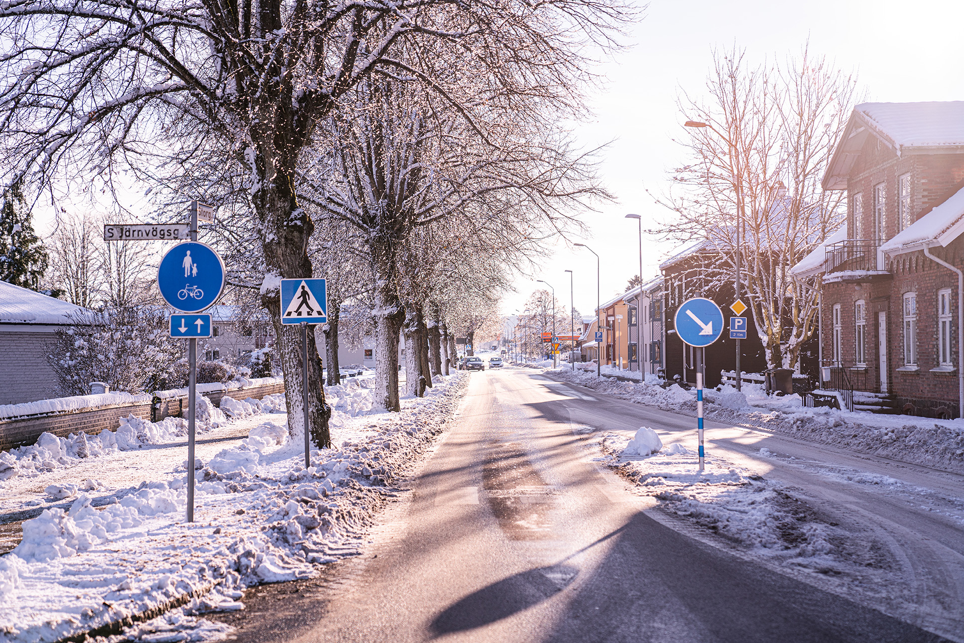 Ett vinterfoto som visar en genomfartväg genom en liten ort
