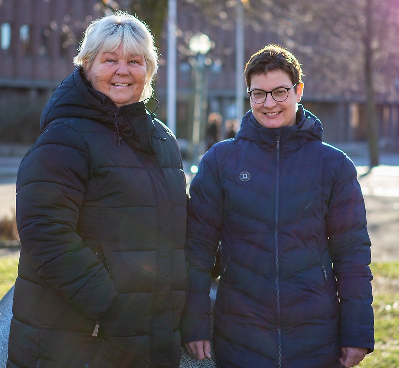 Lena Wallentheim, Kommunstyrelsens ordförande och Lina Bengtsson, Kommunstyrelsens vice ordförande på Nytorget utanför Stadshuset i Hässleholm 