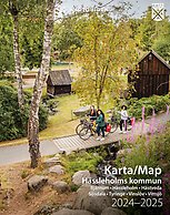 Framsidan av broschyren Hässleholmskartan. En man och kvinna ligger på ett trädeck i naturen.